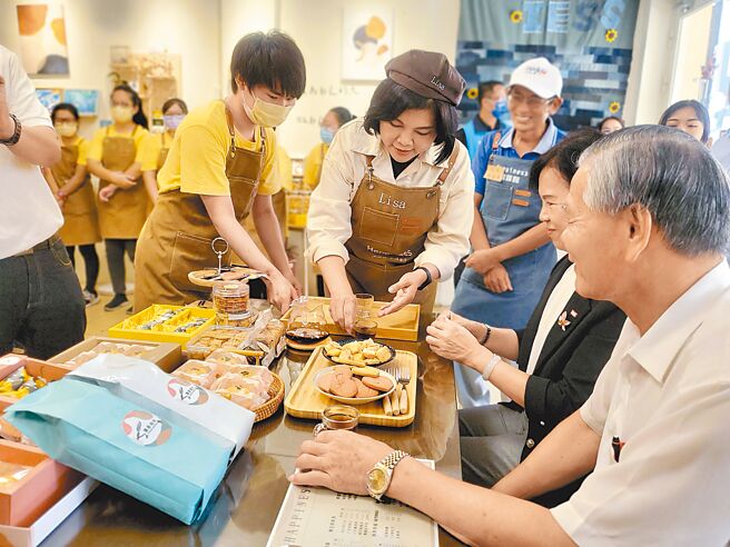 雲林縣長張麗善（中穿圍兜者）拚任期內完成身心障礙團體最需要的協助，圖為她2023年到雲林縣佛教善行慈悲功德會設立的「Happiness咖啡館」示範擔任一日店長服務客人。（本報資料照片）