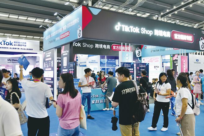 《华尔街日报》近日报导，大陆电商Temu和Shein正在重塑自中国出口的航空货运市场，两家公司迅速吞噬航空运力，不仅推高运费，也引发市场对货运旺季运力紧张的担忧。（中新社）