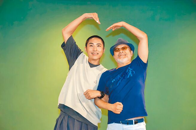 大愛台新劇《你好，我是誰2》主演李運慶（左）與劇中爸爸班鐵翔11日合體受訪。（大愛台提供）