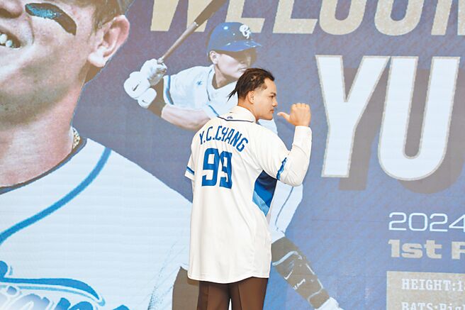 富邦悍将11日为选秀状元张育成举行加盟记者会，张育成披上背号99的悍将球衣。（杜宜谙摄）