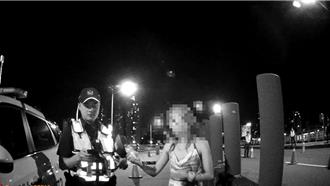 台中妙齡女酒駕遭攔     400萬雙門BMW跑車當場扣起來