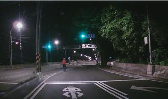 失智翁深夜出門赤腳走9公里    迷途遇警秒喊「想回家」