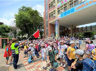 国小导护老师自创「放学得来速」 1300名学生7分钟内全离校