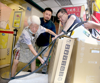 拾荒者1小時賺不到33元 環長體驗拾荒允諾納公正轉型