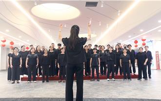 兩合唱團赴紐出征世界合唱賽 出發前國門獻唱