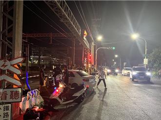 轎車硬闖平交道 釀自強3000列車撞上！害班次延誤75分鐘