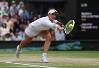 温布顿》克蕾切可娃力退鲍琳妮 生涯首夺草地大满贯后冠