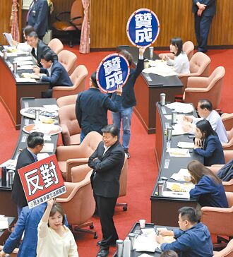 藍白聯手 選罷法連署加嚴逕付二讀