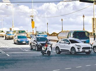 內新橋左轉車道太短 民被迫違規