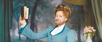 《时髦女子》特列什科维奇蓄鬍拚还债