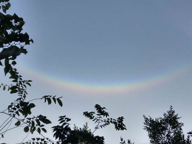 图为2020年台中东势天空出现的「微笑彩虹」。(读者提供)