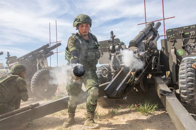 陆军装甲584旅炮兵营昨日实施「105榴炮原级校正射击」，各门105榴炮以逐炮连续发射方式，获得确切初速，并计算气候等因素影响，以排列出最佳火炮射击顺序，进而强化火力支援效能。（记者林睿奕摄）