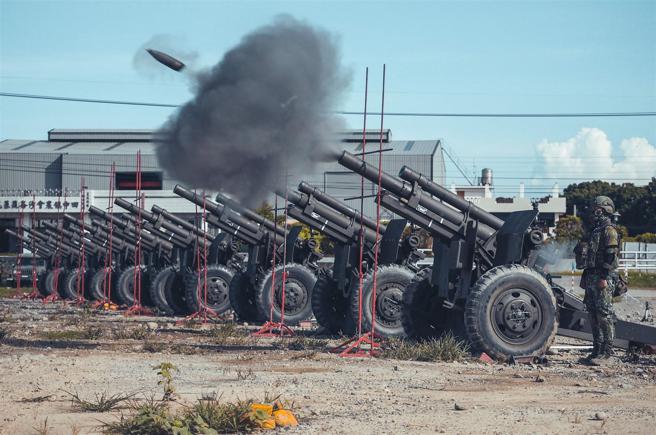  584旅炮兵营实施「105榴炮原级校正射击」，强化精准射击能力，为后续实弹测考奠定扎实基础。
（记者陈彦陵摄）