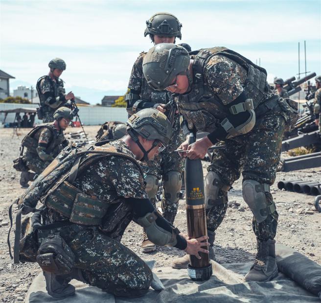  官兵谨慎地执行弹药结合。
（记者陈彦陵摄）