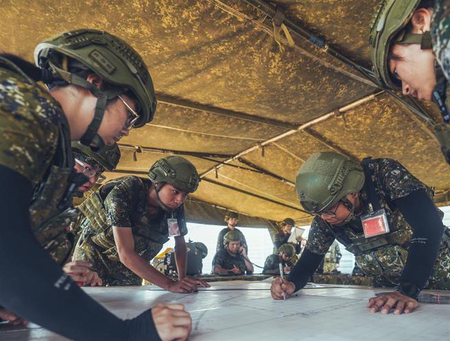 射指所官兵透过方向距离等诸元修正量，提升射击精准度。
（记者陈彦陵摄）