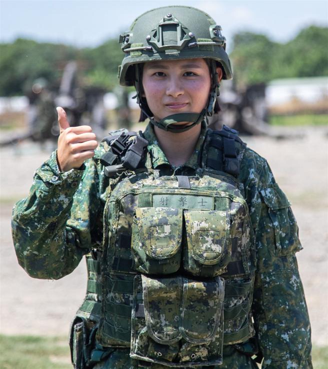 584旅砲兵營砲1連射擊士江沂樺中士。（記者林睿奕攝）