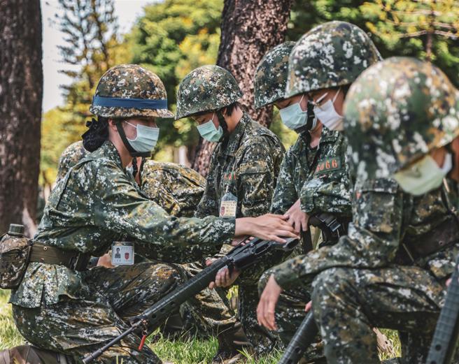 單兵動作在教育班長誘導下進行修正，確保符合準則，為實彈射擊訓練奠定良好基礎。（記者謝承宏攝）