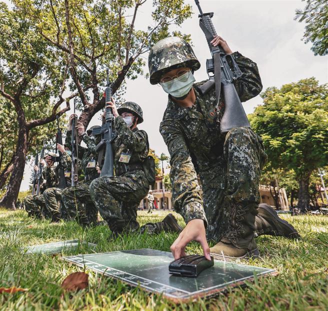 入伍生按程序、動次反覆操作，在班長的口令誘導下隨時修正。（記者謝承宏攝）