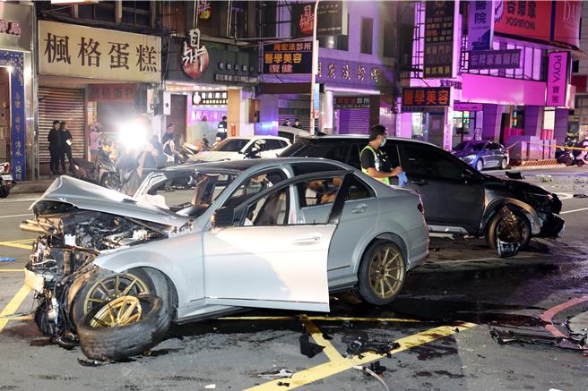 新北市三重区正义北路与龙门路交叉口13日1时27分时发生一起车祸。（杜宜谙摄）