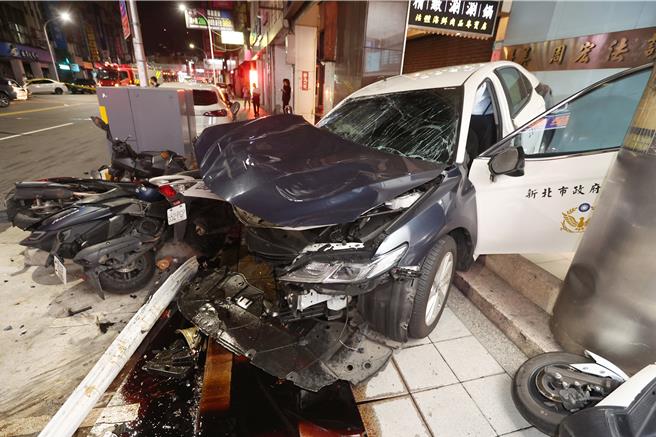 一辆警车遭高速撞击进骑楼。（杜宜谙摄）