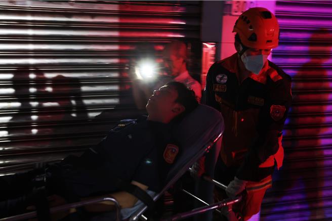 两名员警、多元计程车驾驶、银色宾士副驾皆送医救治。（杜宜谙摄）