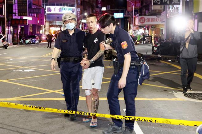 银色宾士驾驶（中）被警方带回侦讯。（杜宜谙摄）