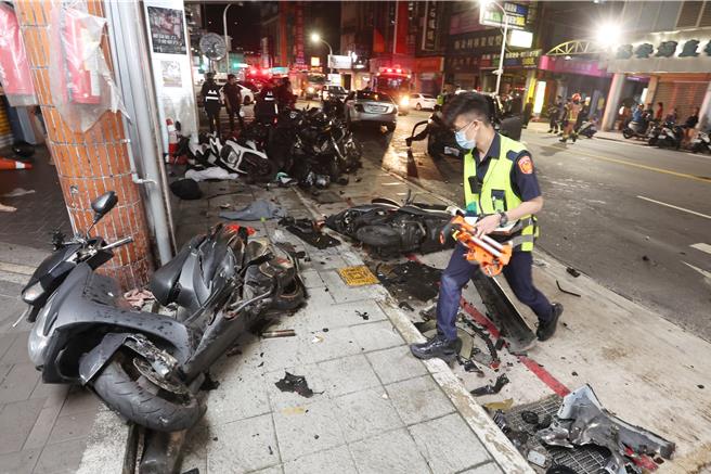 另有19辆机车被波及，碎片散落一地。（杜宜谙摄）