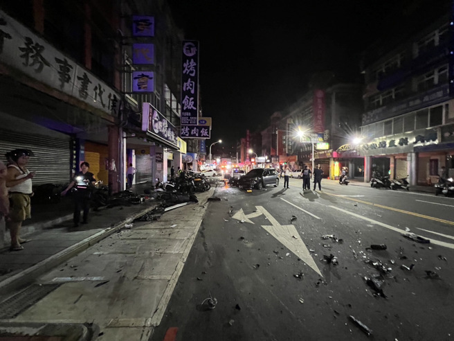 车祸现场一片狼藉。（翻摄画面）