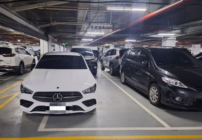 老爸开宾士，在大卖场停车却被女儿骂丢脸。（图／翻摄自爆废公社）