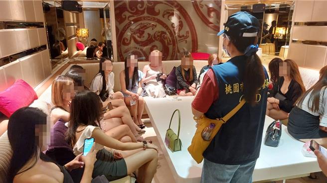 此次勤务共出动警力105员，检肃杀人未遂案件治平对象1件5人到案，查获毒品、通缉及诈欺等刑案共13件12人。（桃园警分局提供）