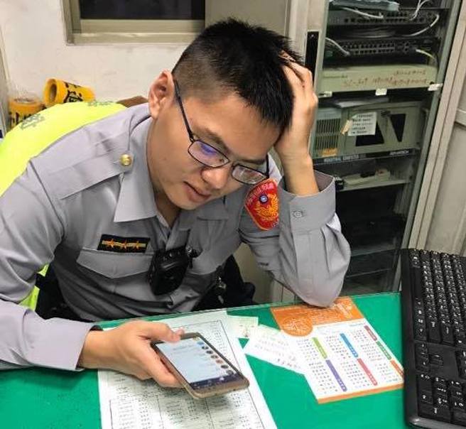 28岁员警黄玮震今凌晨执行巡逻勤务时，惨遭疑似毒驾的宾士车逆向衝撞，送医抢救后于清晨5时宣告不治。（图 /翻摄自黄员脸书）