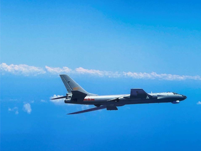 37共机舰「三面环台」  20架沿中线以东「从早乱到晚」 。(国防部提供)