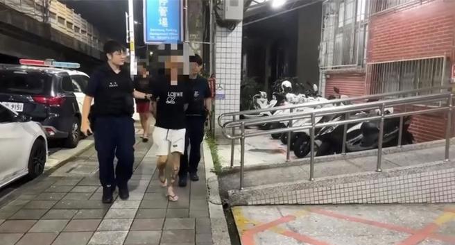 黃嫌本月7日晚間出沒三重中寮街菜寮公園時，因為亮刀恐嚇而遭逮捕，就連分局長黃南山也騎車加入追捕行列。（報係資料照）