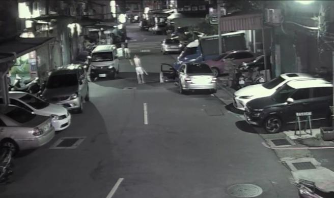 黃嫌在路中央持刀筆劃。（報係資料照）