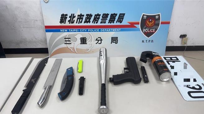 警方在林嫌車上車內起獲西瓜刀、瓦斯鎮暴槍及棒球棍等物。（報係資料照）