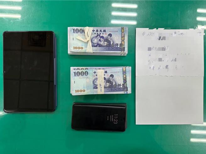 警方在高铁站逮捕廖姓女车手，并查扣现金等证物。（警方提供）