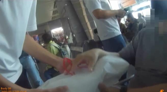 警方在高铁站逮捕壮硕的41岁廖姓女车手。（警方提供）