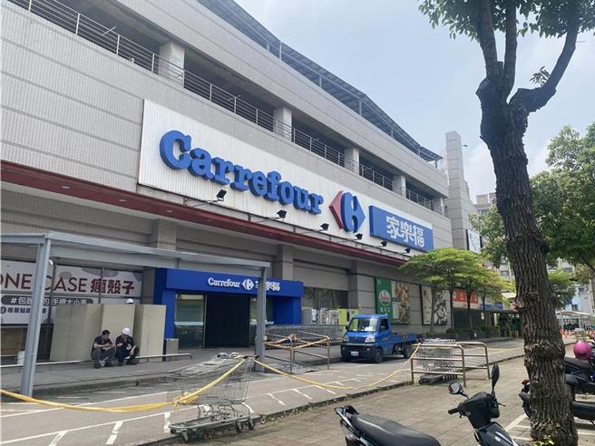 20岁郭姓男子和黄姓、周姓友人，去年12月3日在家乐福中原店购物时，郭男拿起清洁剂并引燃喷雾，导致中原店大火，让业者损失4.2亿元。（本报资料照片）