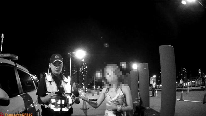 女子酒驾行经虹扬桥遭临检，价值400万元的BMW双门跑车惨被扣车。（警方提供）