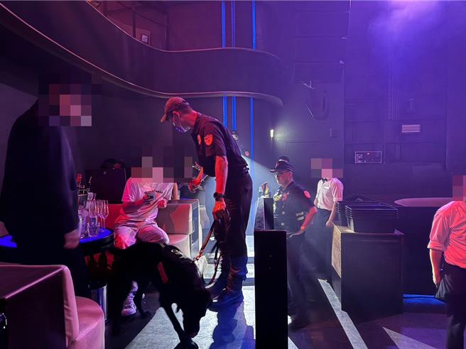 第六分局近日执行扩大临检，会同警犬队出动2只警犬协助缉毒任务。（警方提供）