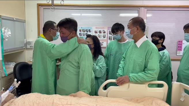 新北市三重警分局警员执勤时遭疑似毒驾的车辆正面衝撞，酿成1死1伤，新北市长侯友宜前往医院探视，允诺会从优抚恤。（新北市三重警分局提供）