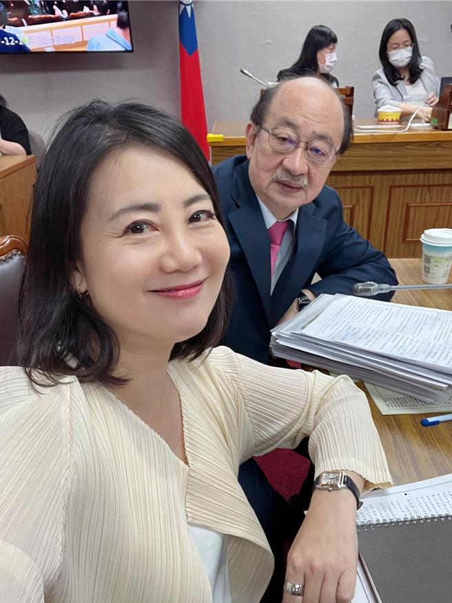 民進黨立院黨團幹事長吳思瑤表示，昨天朝野協商，拆了個大地雷，陸配入籍年限縮短，我們擋下來了。（摘自吳思瑤粉絲專頁）