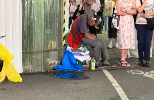 中山不只卖花婆婆，妹子发文推「跟爷爷买杂志」，引起网友讨论。（图／网友提供）