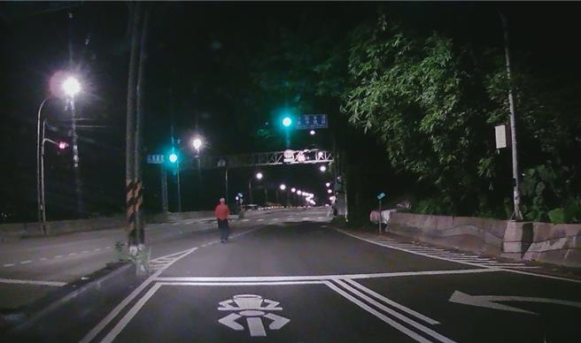 因应暑假到来，土城分局携手新北市环保局办理「青春专案及机车安全月」专案，加强违规行为查缉，保护青少年、用路人安全与维护居民生活安寧。(新北市土城分局提供)