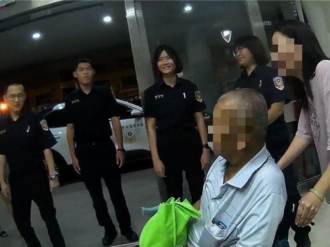84岁许爷爷因失智深夜离家，家属劝阻无效，只好报警处理，台中市警五分局出动7警安抚，也让毕生奉公守法的许老先生返回台中住处休息。（中市警五分局提供／冯惠宜台中传真）