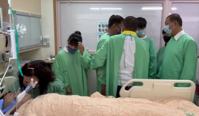 黄员家属赶来见儿子最后一面。（图 / 刘咏韵翻摄）