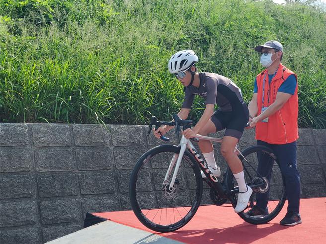 专业选手蓄势待发。（周丽兰摄）