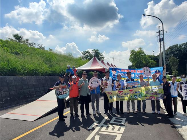 西螺分局宣导交通安全。（周丽兰摄）