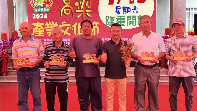 農會今（13）日舉辦學甲高粱節，農糧署代理署長姚志旺（右三）頒獎給5位種植高粱的模範農民。（張毓翎攝）★《中時新聞網》關心您：飲酒過量，有礙健康。酒後不開車，安全有保障！