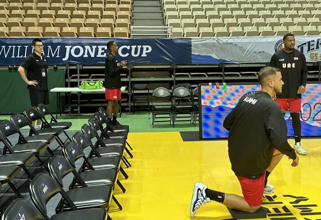 雲豹防護組長陳威志(左)緊急救援擔任阿聯防護員。(黃及人攝)